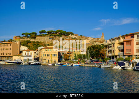 Italie, Toscane, Castiglione della Pescaia, vieille ville et le port. Banque D'Images