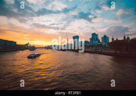 Incroyable coucher de soleil sur la Tamise à Londres Banque D'Images