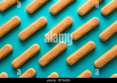 Schéma des biscuits (cookies, Savoiardi Ladyfinger, biscuit) sur fond bleu. Vue d'en haut. Mise à plat Banque D'Images