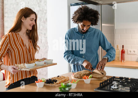 Couple dans la cuisine, à préparer le dîner de travail Banque D'Images