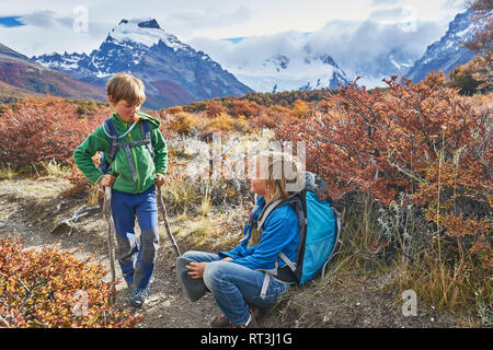 L'Argentine, Patagonie, El Chalten, deux garçons d'avoir une pause de la randonnée dans le parc national Los Glaciares Banque D'Images