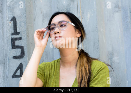 Portrait de jeune femme portant des lunettes à la mode Banque D'Images