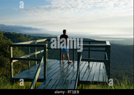 Touriste sur une terrasse d'observation sur le cratère de route, Queen Elizabeth NP, en Ouganda Banque D'Images