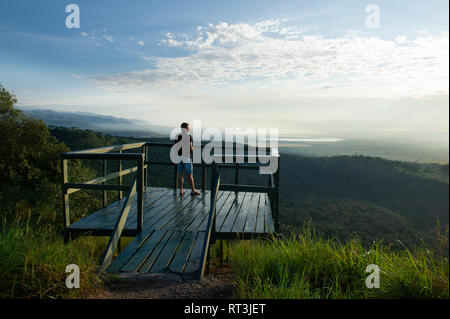 Touriste sur une terrasse d'observation sur le cratère de route, Queen Elizabeth NP, en Ouganda Banque D'Images