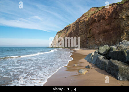 Plage de sable fin et hautes falaises à Skinningrove sur la côte de North Yorkshire, Angleterre. Partie de la Cleveland Way. Banque D'Images