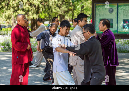 Un instructeur en arts martiaux portant un uniforme de Kung Fu à Pékin ses élèves de coaching individuel, la Chine. Banque D'Images