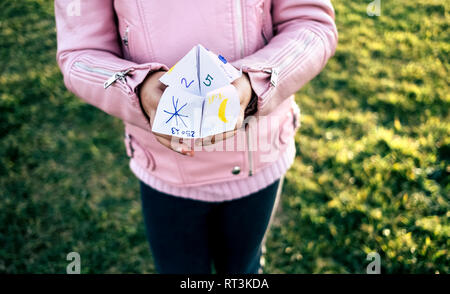 Girl playing 'Le Ciel ou l'enfer', close-up Banque D'Images