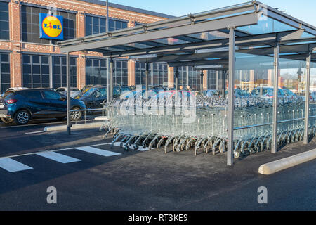 Tourcoing, FRANCE-February27,2019 : Bâtiment et chariots d'ouverture d'un nouveau supermarché Lidl. Banque D'Images