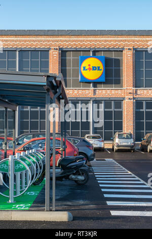 Tourcoing, FRANCE-February27,2019,Logo:bâtiment et parking pour deux-roues du tout nouveau supermarché Lidl. Banque D'Images