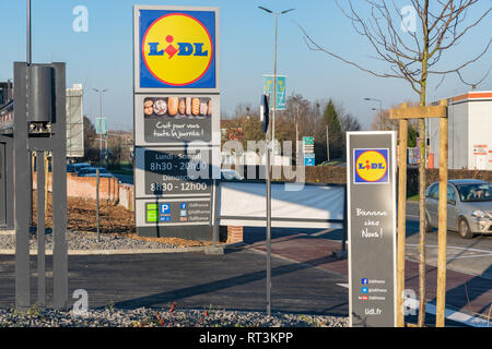 Tourcoing, FRANCE-Février27,2019 : la marque, le logo et les heures d'ouverture du tout nouveau supermarché Lidl. Banque D'Images