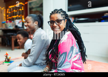 Portrait of smiling mature woman avec fille et mon petit-fils Banque D'Images