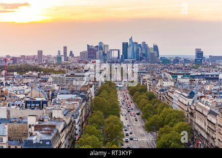 France, Paris, paysage urbain avec l'Avenue de la Grande Armée et de la Défense Banque D'Images