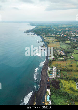 L'INDONÉSIE, Bali, vue aérienne de la plage de Keramas Banque D'Images