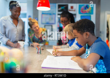 L'observation des mères fils coloriage de cuisine Banque D'Images