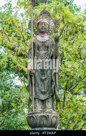 Yanaka, Tokyo, Japon - 18 août 2017 : statue Jizo Shugo Gakudo au Temple de Tennoji, secte Tendai du bouddhisme. Banque D'Images