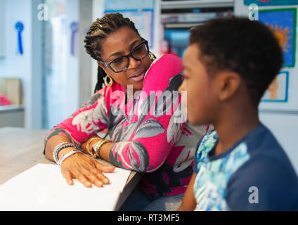 Petit-fils d'aider grand-mère à faire ses devoirs Banque D'Images