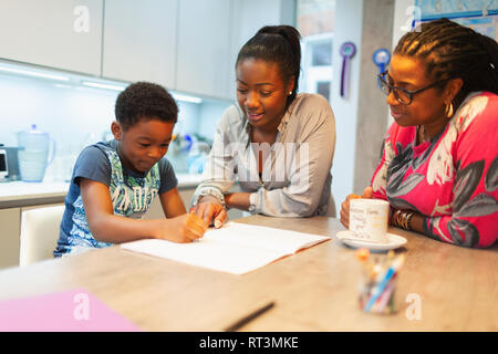 Multi-generation family coloring in kitchen Banque D'Images