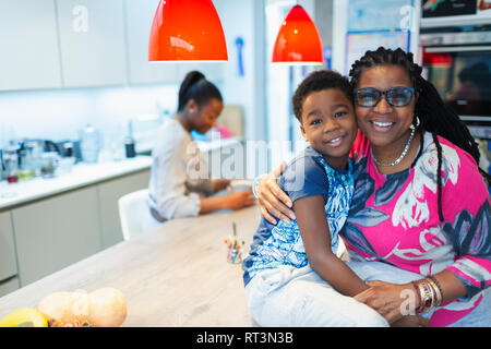 Portrait affectueux grand-mère et son petit-fils dans la cuisine Banque D'Images