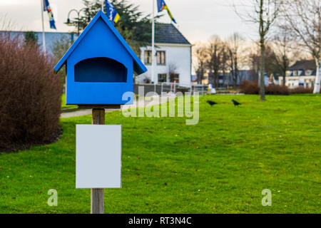 Notice vide fort dans la forme d'une maison vide, panneau blanc avec copie espace, concept publicitaire Banque D'Images