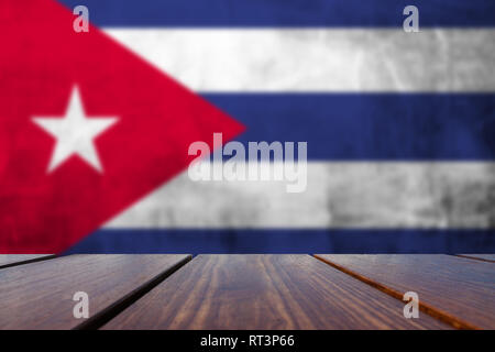 Arrière-plan de Table en bois et Grunge flag de Cuba le mur de béton. Banque D'Images