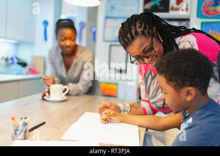 Grand-mère et petit-fils le coloriage de cuisine Banque D'Images