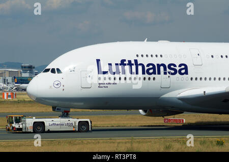 Francfort, Allemagne - May 09th, 2017 : Airbus A380 de Lufthansa à l'enregistrement D-AIMH se déplace sur la voie de circulation par camion de remorquage avant le départ de l'aéroport de FRA Banque D'Images