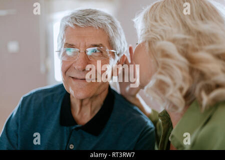 Senior Woman talking to mari avec l'aide d'audience Banque D'Images