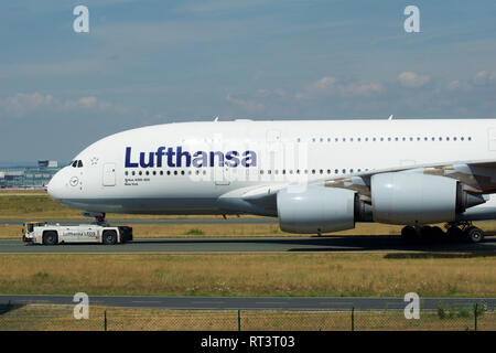 Francfort, Allemagne - May 09th, 2017 : Airbus A380 de Lufthansa à l'enregistrement D-AIMH se déplace sur la voie de circulation par camion de remorquage avant le départ de l'aéroport de FRA Banque D'Images