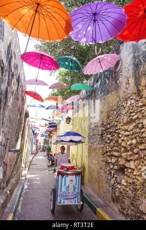 Cartagena Colombie,Centre,centre,Getsemani,Callejon Angosto Calle 27 parasols colorés suspendus, installation,résidents hispaniques, résidence étroite