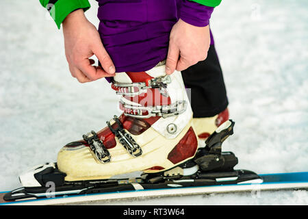 Le skieur porte des chaussures de ski et de l'attache fixe 2019 Banque D'Images