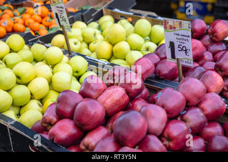 Fruits pommes variété sur un street market stall, Athènes Grèce Banque D'Images