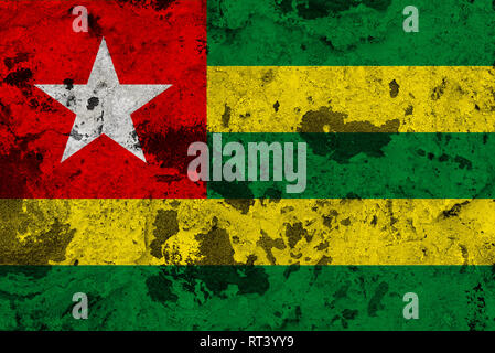 Togo drapeau sur vieux mur. Grunge fond patriotique. Drapeau national du Togo Banque D'Images