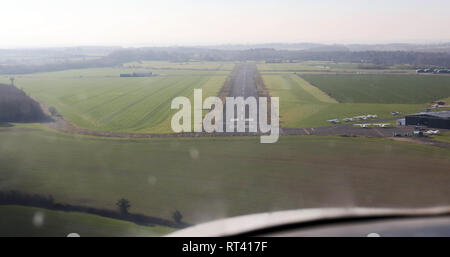 Vue cockpit antenne entrée en terre à l'Aérodrome de Tatenhill près de Derby dans un avion léger Cessna 152 Banque D'Images