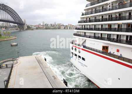 Carnival Spirit bateau de croisière quitte Sydney, Australie Banque D'Images