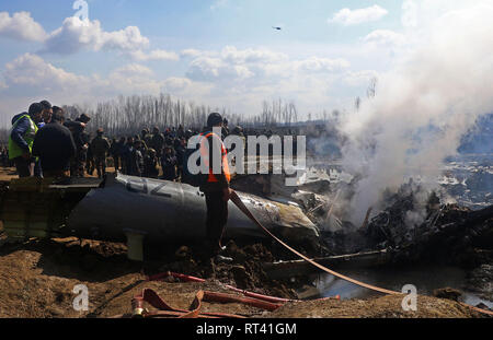 Budgam, au Cachemire. Feb 27, 2019. Les débris des avions militaires Kashmirn est vu dans le centre du Cachemire Budgam le 27 février 2019. 6 membres du personnel à bord et un civil ont été tués lorsque l'armée s'est écrasé dans un champ près du village de Budgam Garend Kalaan district de Jammu-et-Cachemire au milieu des tensions frontalières avec le Pakistan. Credit : Umer Asif/Pacific Press/Alamy Live News Banque D'Images