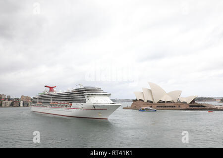 Carnival Spirit bateau de croisière quitte Sydney, Australie Banque D'Images