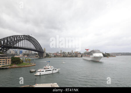 Carnival Spirit bateau de croisière quitte Sydney, Australie Banque D'Images