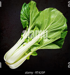 Le Bok choy ou chou-chinois sur le tableau noir. Pak choi. Vue d'en haut Banque D'Images