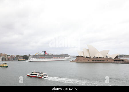 Carnival Spirit bateau de croisière quitte Sydney, Australie Banque D'Images