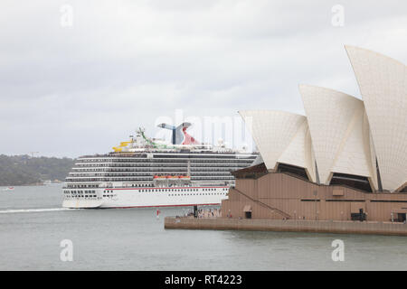 Carnival Spirit bateau de croisière quitte Sydney, Australie Banque D'Images