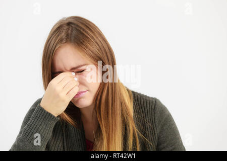 Douleur Sinus causant des maux de tête très paintful. Femme malsaine dans la douleur. Fort mal de Sharp. Banque D'Images