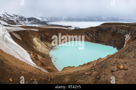 Vue panoramique du lac géothermique Víti à Askja caldera, une destination touristique populaire à hautes terres d'Islande, Scandinavie. Le lac Öskjuvatn est vu dans Banque D'Images