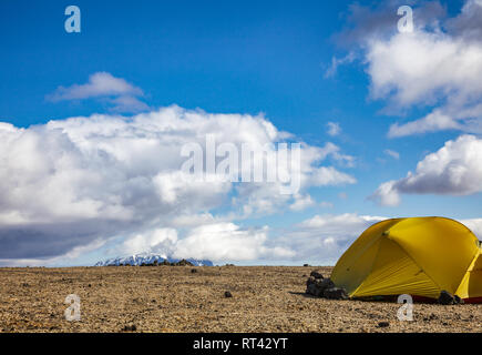 Tente de camping sur un site de camping près de l'Askja Dreki caldeira et Ódáðahraun en lave de hautes terres d'Islande, Scandinavie. Volcan Herdubreid tuya Banque D'Images