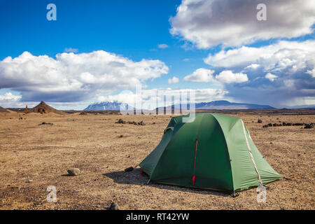 Tente de camping sur un site de camping près de l'Askja Dreki caldeira et Ódáðahraun en lave de hautes terres d'Islande, Scandinavie. Volcan Herdubreid tuya Banque D'Images