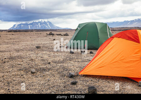 Les tentes de camping sur un site de camping près de l'Askja Dreki caldeira et Ódáðahraun en lave de hautes terres d'Islande, Scandinavie. Volcan Herdubreid tuya Banque D'Images