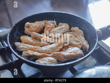 Filet de poulet frit dans une poêle Banque D'Images