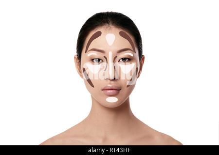 Des contours. Femme asiatique maquillage visage sur fond blanc. Contour et mettez en surbrillance le maquillage. Le visage professionnel échantillon Banque D'Images