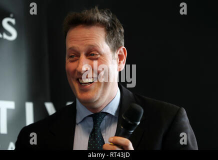 Charlie Longsdon formateur au cours de la conférence de presse à l'Hippodrome de Cheltenham. Banque D'Images