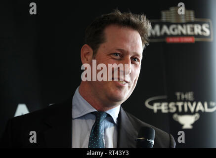 Charlie Longsdon formateur au cours de la conférence de presse à l'Hippodrome de Cheltenham. Banque D'Images