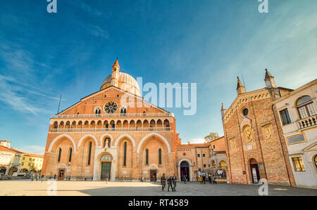 PADOVA, ITALIE - février 25, 2019 : pèlerins visitant la Basilique pontificale de Saint Antoine Banque D'Images